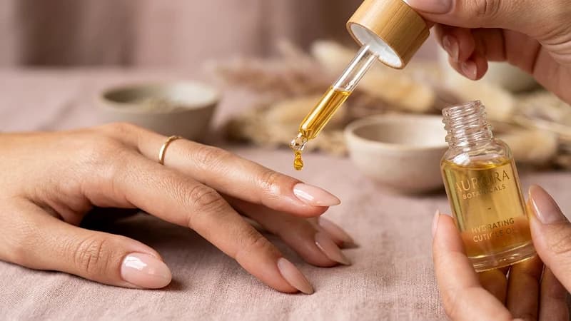 Mengapa Cuticle Oil Adalah Kunci Utama Kuku Sehat & Bebas Rapuh